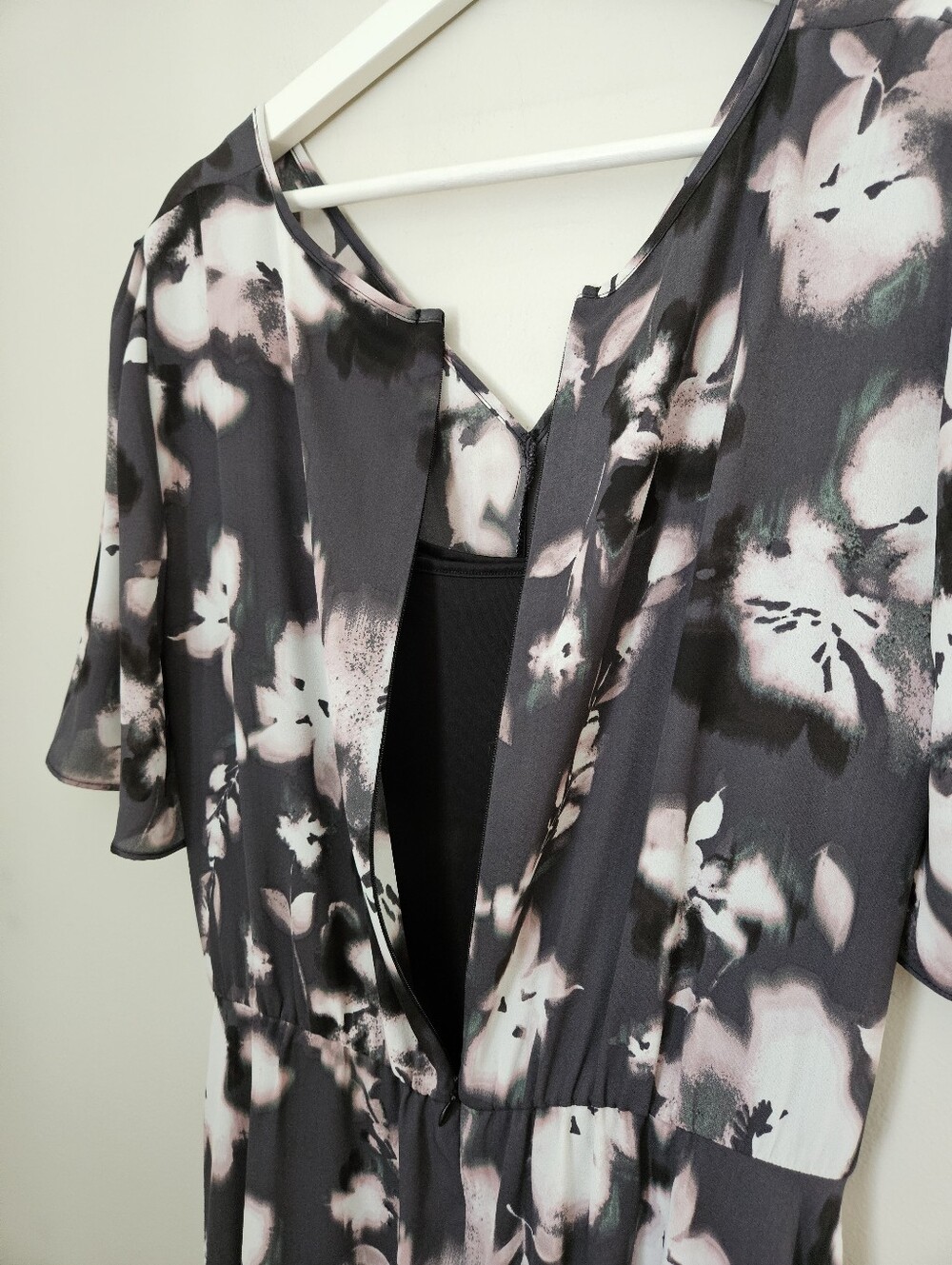 Simply Vera Vera Wang Charcoal, Blush & White Floral Twist-Front Midi Dress - Picture 6 of 10